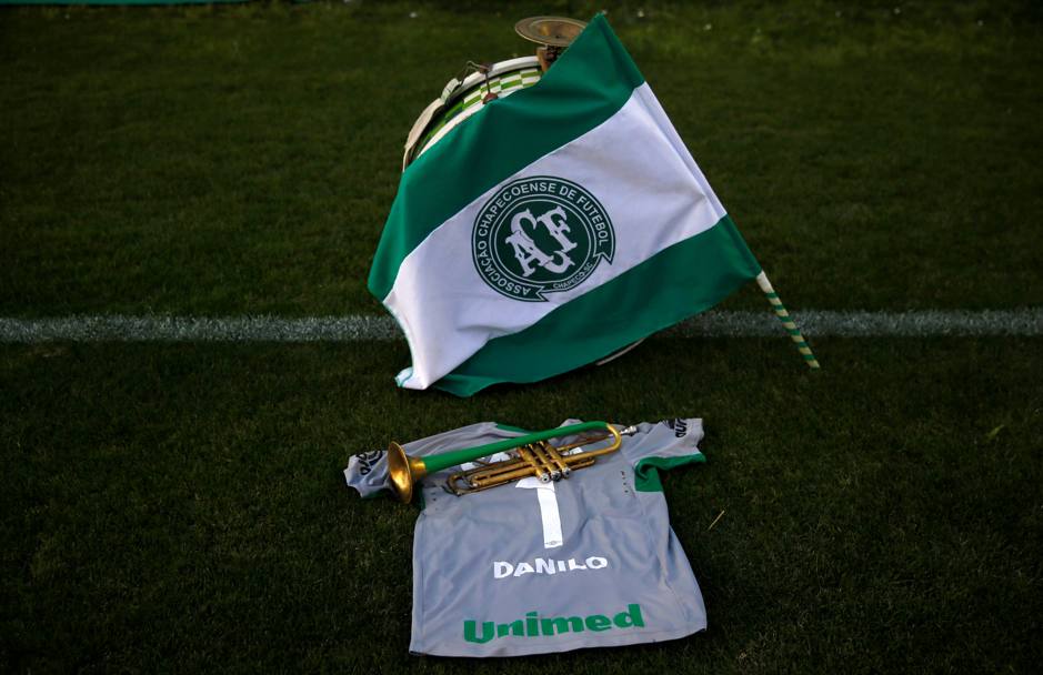 La maglia di Danilo, uno dei giocatori morti nella tragedia, sul terreno di gioco della Chapecoense. Reuters